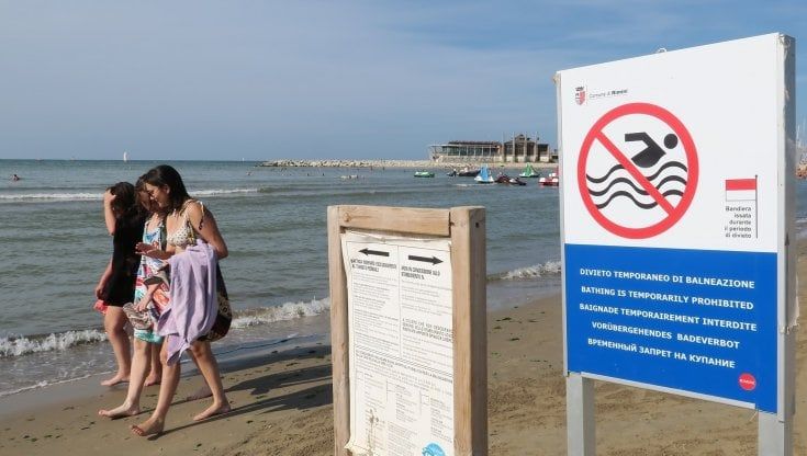 Bagni vietati in Riviera in 21 spiagge: “Troppi batteri in mare, la colpa è del caldo”. Ma la gente si tuffa lo stesso