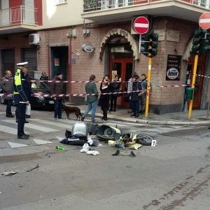 Bari, scontro fra uno scooter e un mezzo dell'Amiu in via Quintino Sella: grave 82enne