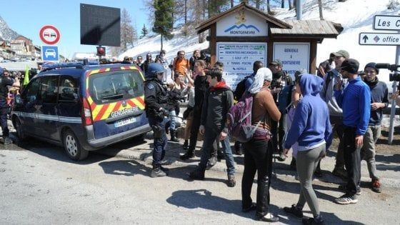 Claviere, la polizia accusa: "Migranti scaricati in Italia da furgone della Gendarmerie". I francesi ammettono l'errore