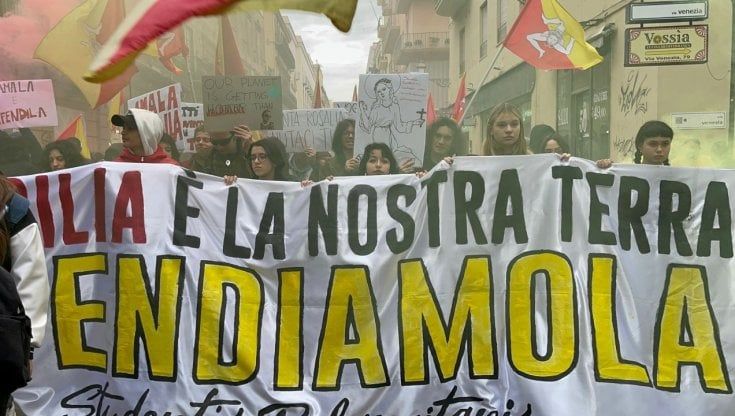 Gli studenti siciliani dopo il blitz della polizia a scuola: "Sì alla democrazia no al terrore in classe"