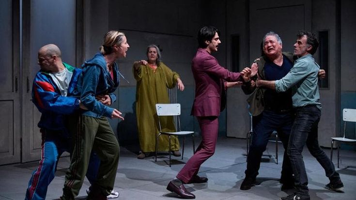Pierfrancesco Favino: “Stress da social e dipendenze. Cibo e corpo, questo teatro parla di noi”