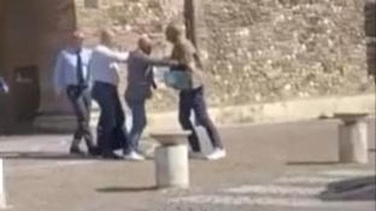 Terni, altra sfuriata di Bandecchi: il nuovo sindaco litiga con l’addetto stampa, urla e spinte davanti al municipio