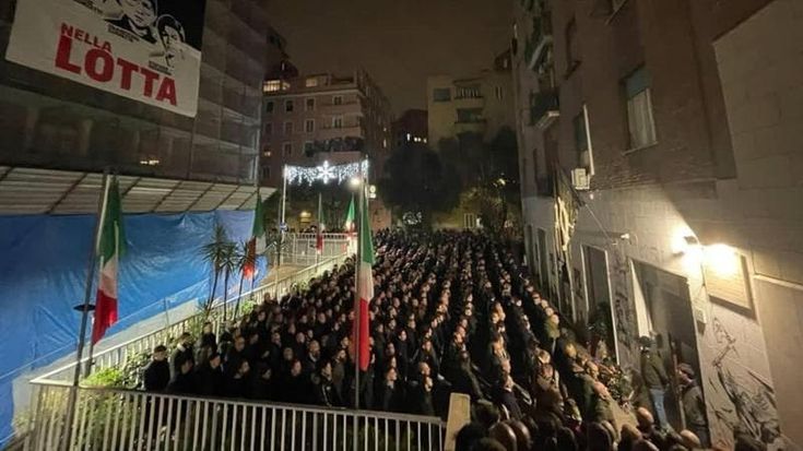 Acca Larentia, dietro a quelle braccia tese c’è un chiaro rimando a ideologie di odio e violenza