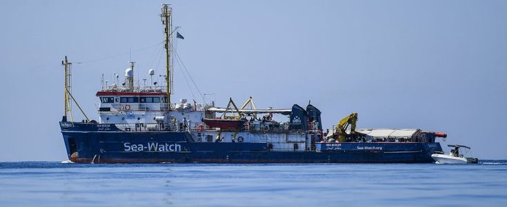 Sea-Watch, Zingaretti scrive a Conte: "Incontro urgente sui migranti". Lite Di Maio-Salvini. Meloni: "Affondiamo la nave"