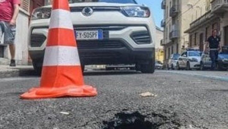 Cadde per una buca in strada, il Comune non deve pagare: "Era distratta, la responsabilità è sua"