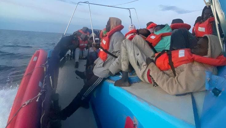 Naufragio al largo della Libia: 70 dispersi, i sopravvissuti trasferiti a Lampedusa