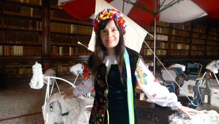 Yuliia Semyriad, la bibliotecaria fuggita da Kiev legge le fiabe ai piccoli ucraini ospitati a Milano