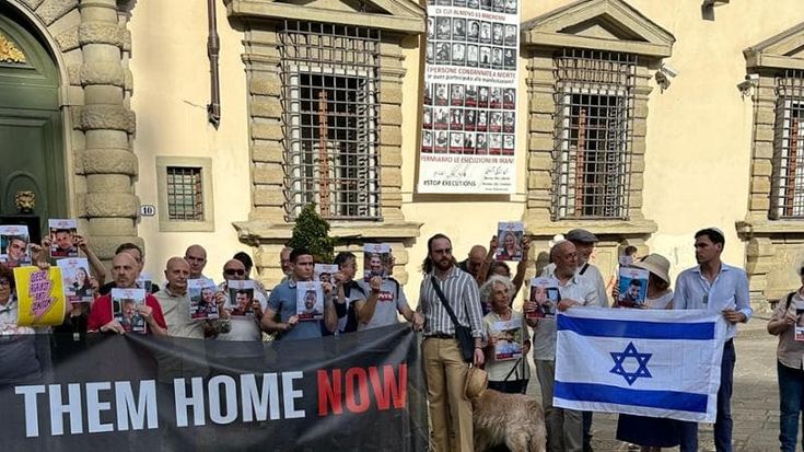 Flash mob in piazza Duomo per gli ostaggi in mano a Hamas