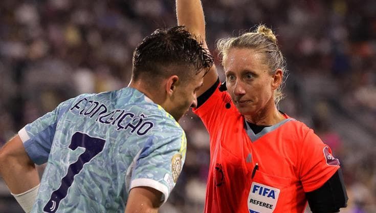 Terna arbitrale tutta femminile per Repubblica Ceca-Sudafrica: direzione di gara all’americana Penso