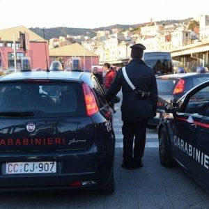 Reggio Emilia, fa un frontale senza patente e scappa