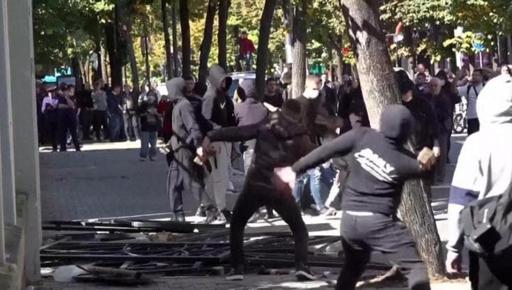 Albania: proteste studenti a Tirana, lancio di pietre contro il Ministero dell'Istruzione