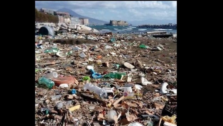 Un tappeto di plastica e detriti, così appare il "Lido Mappatella" dopo la tempesta
