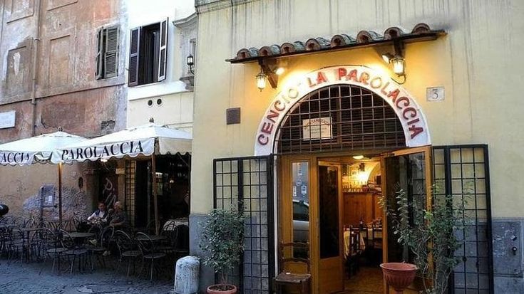 Trastevere, chiuso “Cencio” La Parolaccia: blitz della polizia nel ristorante che insulta i clienti