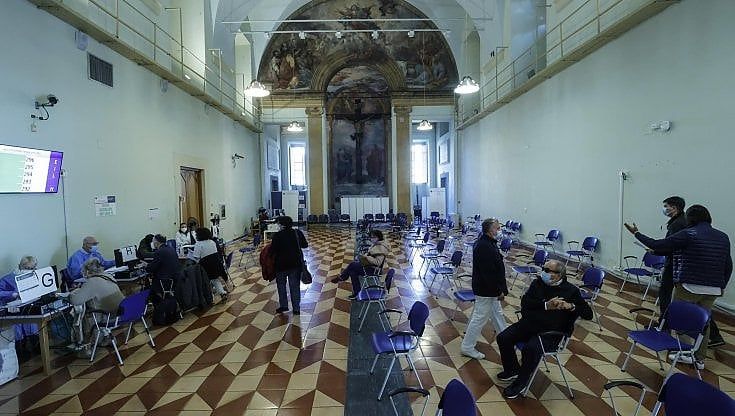 Domande e risposte sulla terza dose: chi ha avuto AstraZeneca sarà avvantaggiato dal cambio di vaccini