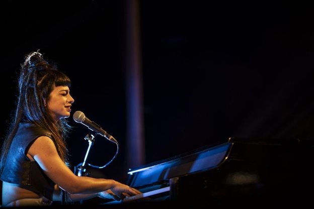  Ischia, il concerto di Dolcenera è un inno al pianeta: "Il mare non è usa e getta"