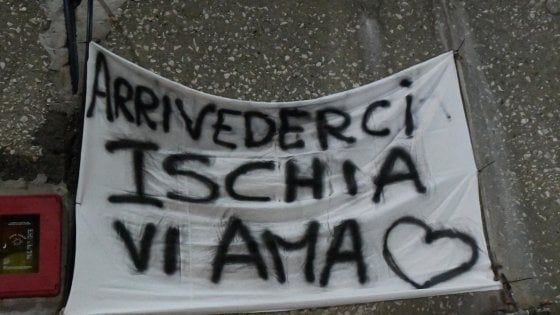 Ischia, vanno via gli 86 turisti lombardi in isolamento: "L'isola vi ama"