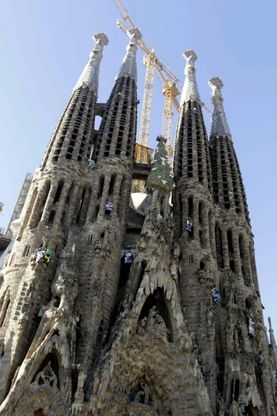 Spagna, attivisti Greenpeace scalano la Sagrada Familia