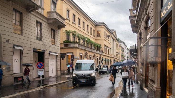 Ztl in via Montenapoleone, è ufficiale: da metà maggio arriva lo stop ai motori