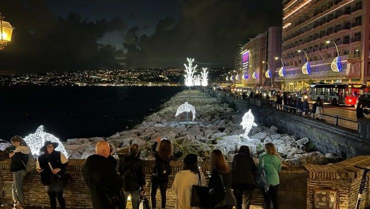 Napoli, si accendono le luminarie da Scampia al Lungomare