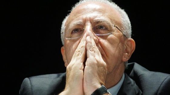Il governatore della Campania indagato per voto di scambio. De Luca: "Qui moriamo di avvisi di garanzia"