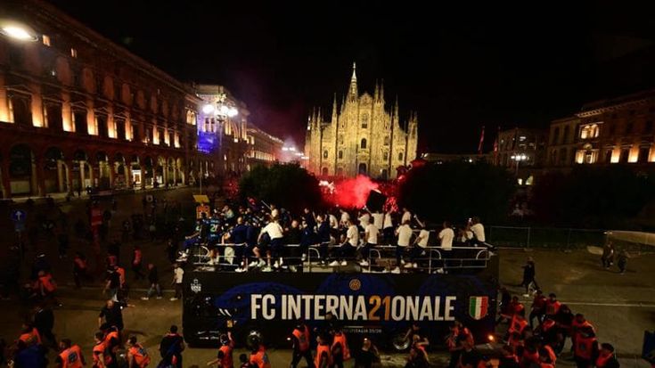 La sfilata dei record: in quattrocentomila per il bus dell’Inter da San Siro al Duomo