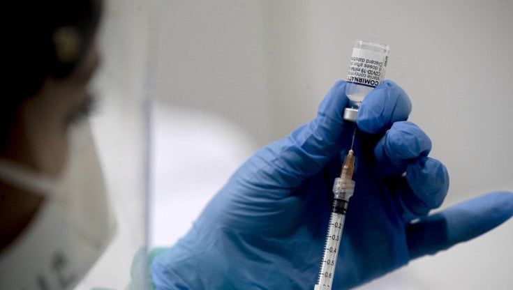 Terza dose, Ausl Parma: in arrivo via sms gli appuntamenti. Epidemia: ancora su i ricoveri 