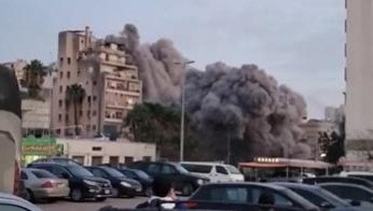 Beirut, palazzo da 15 piani implode sotto il raid israeliano. L'Idf: "Era una sede di Hezbollah"