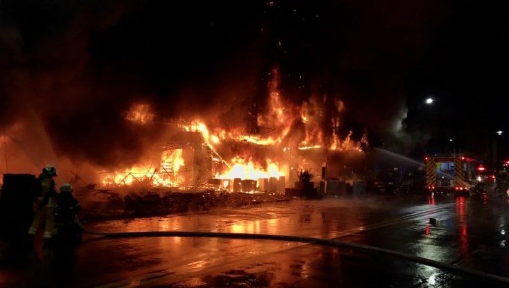 Taiwan, incendio in un palazzo di tredici piani: almeno 46 morti, decine di feriti