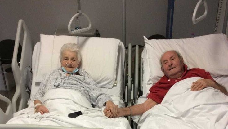 Covid: Ivo e Livia, 92 e 88 anni, si tengono per mano nel letto d'ospedale