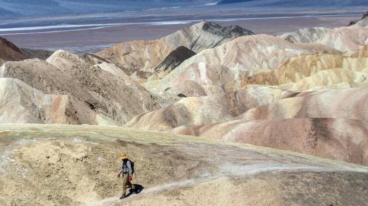 L’auto bloccata nel fango, fuori 47 gradi: turista francese muore nel parco della Death Valley
