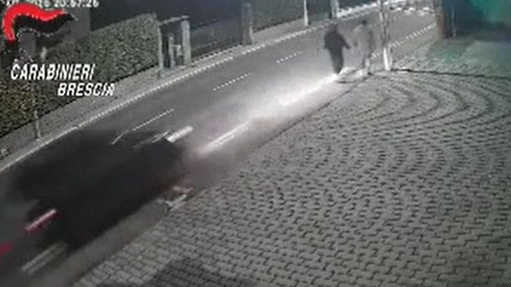 Travolge due persone e scappa nel Bresciano: individuato grazie a video e pezzi di carrozzeria
