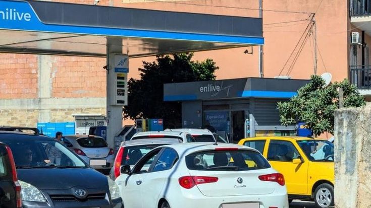 Benzina sotto i 2 euro al litro, scatta la corsa al pieno scontato e i distributori restano a secco