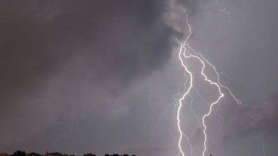 Lecce, fulmine lo colpisce mentre apre un cancello: 40enne muore in strada