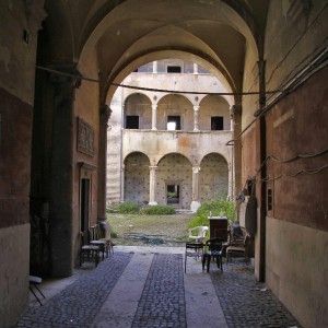 Palazzo Nardini dietro il portone<br />spunta un muro antioccupazioni