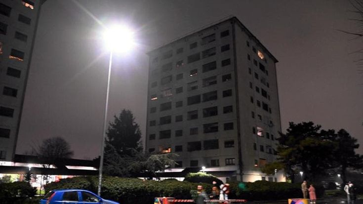 In via Quarti le famiglie dopo lo sgombero al freddo e senza luce: “I bambini hanno paura”