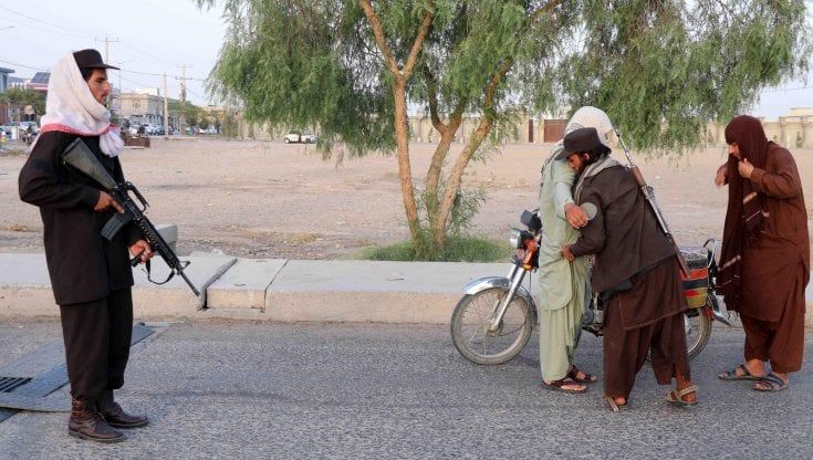 I talebani maltrattano il popolo afghano: perfino il ministro dell'Interno si dice preoccupato