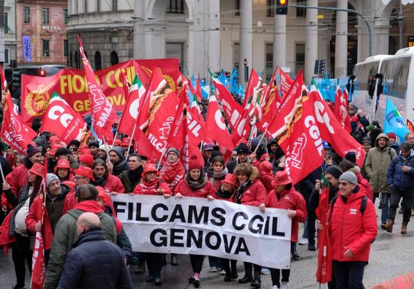 Sciopero generale a Genova, le immagini della protesta