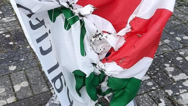 «La nostra bandiera è stata strappata e bruciata»: la denuncia di un circolo Pd a Spezia