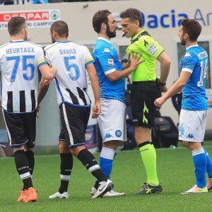 Napoli si stringe a Higuain: tutti al San Paolo con la maschera del Pipita