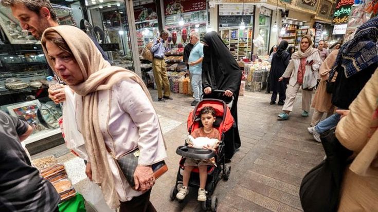 Conflitti, prezzi e nuovi stili di vita: il calo delle nascite allarma l’Iran