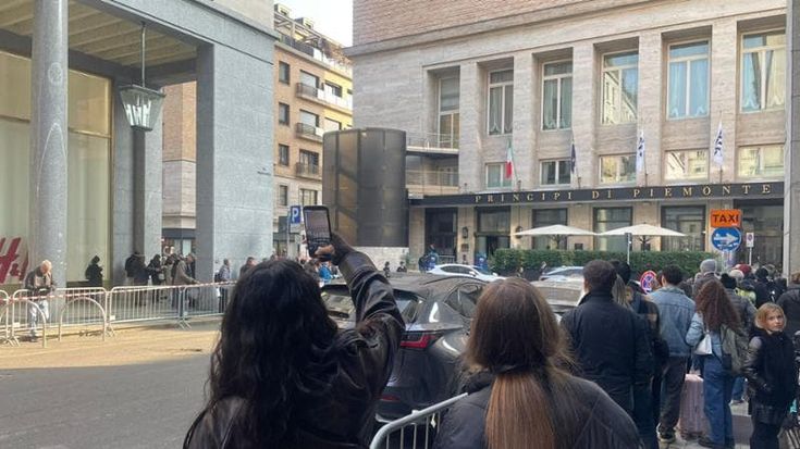 Sinner trasforma Torino nella capitale del tennis: palazzetto strapieno, code ai caffè e traffico in tilt