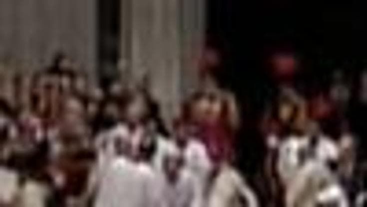 Ratzinger spinto a terra: si rialza