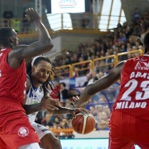 Basket, Eurolega: Olympiacos troppo forte, prima sconfitta per Milano