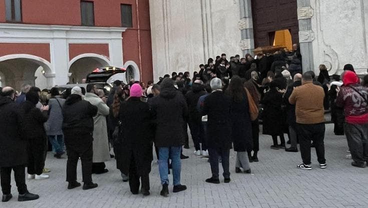 I funerali di Enrico De Martino a Torre del Greco. Il saluto degli artisti al papà di Stefano