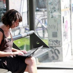 Il precariato fa male alle donne: rischiano 5 volte di pi&ugrave; una cattiva salute