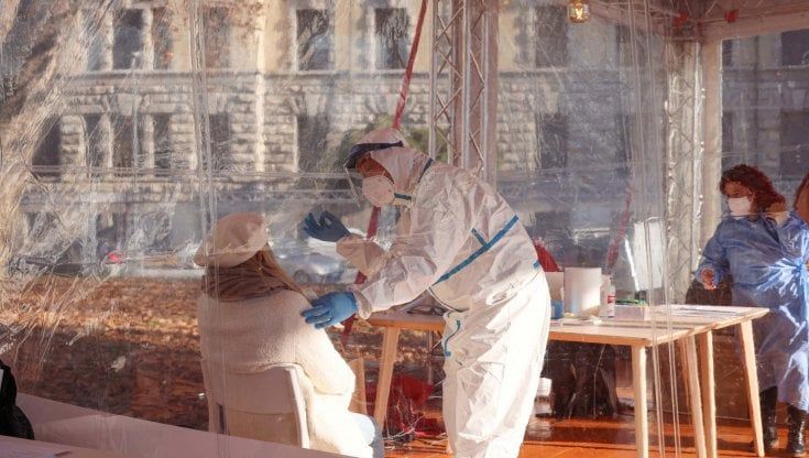 Omicron 5, come riconoscere i "nuovi" sintomi e curarsi. Lo Palco: "Giusto adeguare regole di isolamento"