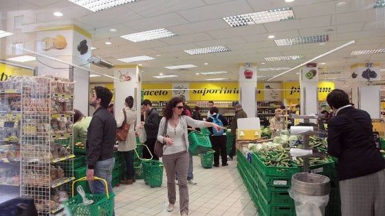 Le famiglie italiane spendono 2.564 euro al mese. Tra Nord e Sud un gap di 800 euro