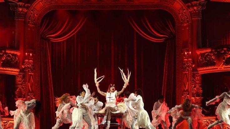 Lady Gaga, la dea del caos infiamma Milano con uno show travolgente