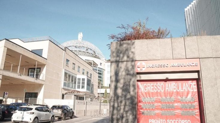 San Raffaele, la rabbia dei parenti per il caso infermieri: “Mia mamma lasciata senza l’ossigeno”