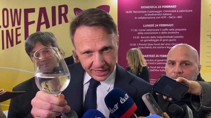 Lollobrigida scivola di nuovo sull’acqua: “L’abuso fa danni, lo dico io non lo dice la scienza”